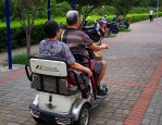 老年人出行新选择：无驾照如何轻松骑电动车？全面解读解决方案！